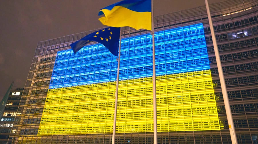 В четвертую годовщину великой войны европейские институты засияли сине-желтыми цветами