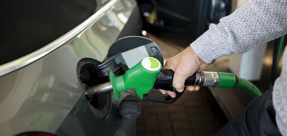 Ціни на АЗС пішли вгору: коли в Україні стабілізується вартість пального