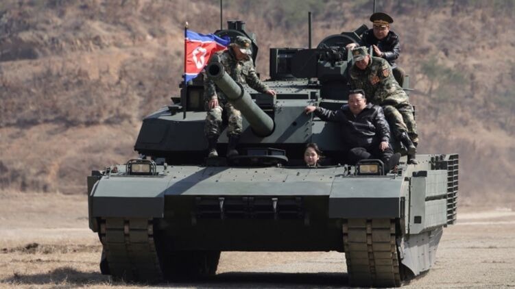 Кім Чен Ин з дочкою випробували новітній танк під час військових навчань