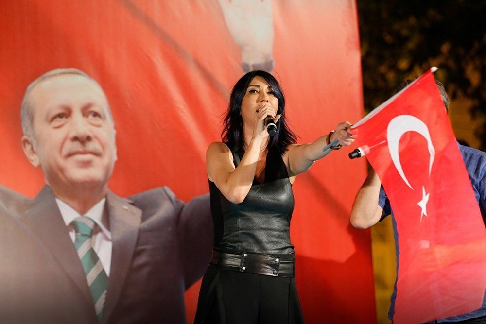 "Хто не стрибає, той підтримує Тайіпа»: у Туреччині затримали співачку Ханде Йенер за образу Ердогана, — Haberler.