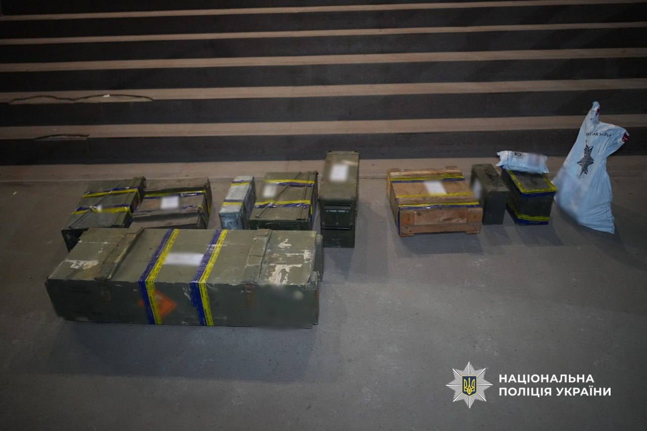 Продали зброї на 1,5 млн грн, — поліція Одещини разом з ДБР викрили і затримали 5 військових.