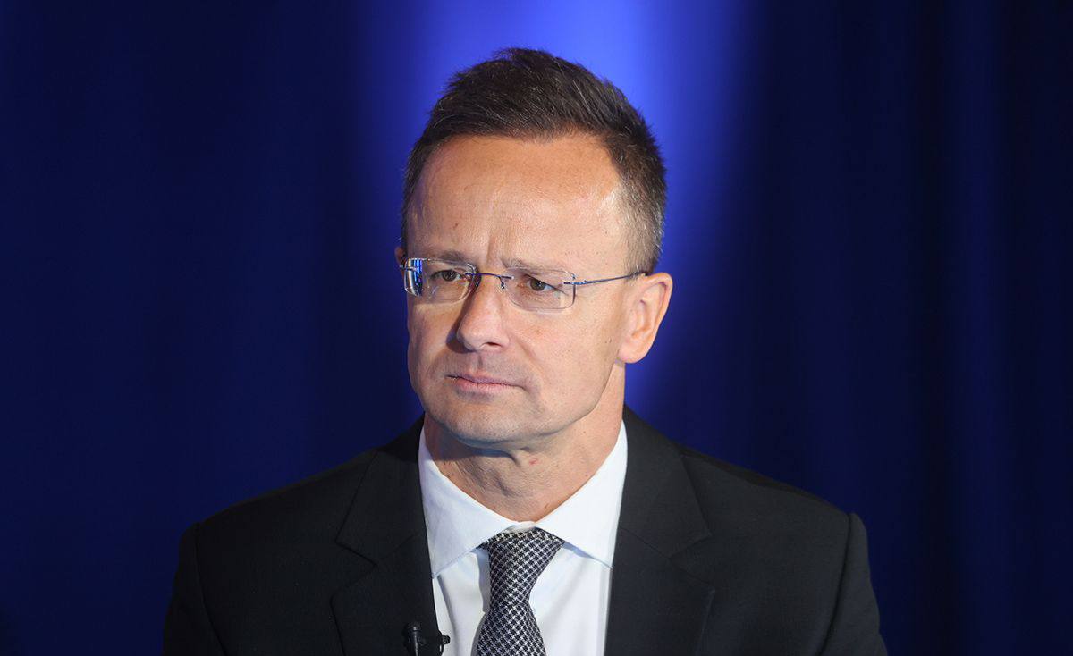 Лідери ЄС підготували рішення про повну заборону на російську нафту, яке хочуть оприлюднити 15 квітня, через три дні після парламентських виборів в Угорщині, — глава МЗС Угорщини Сійярто.