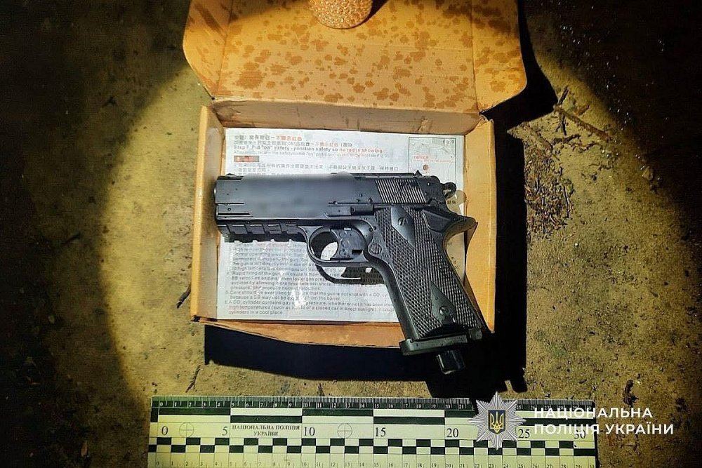 Стрілянина в автобусі: у Кривому Розі хлопець вистрілив 16-річній дівчині в око