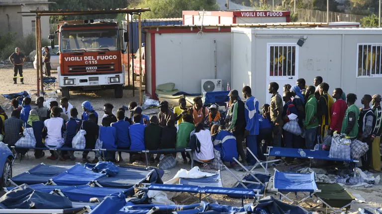 Біля італійського острова затонув корабель з мігрантами, 19 людей загинули