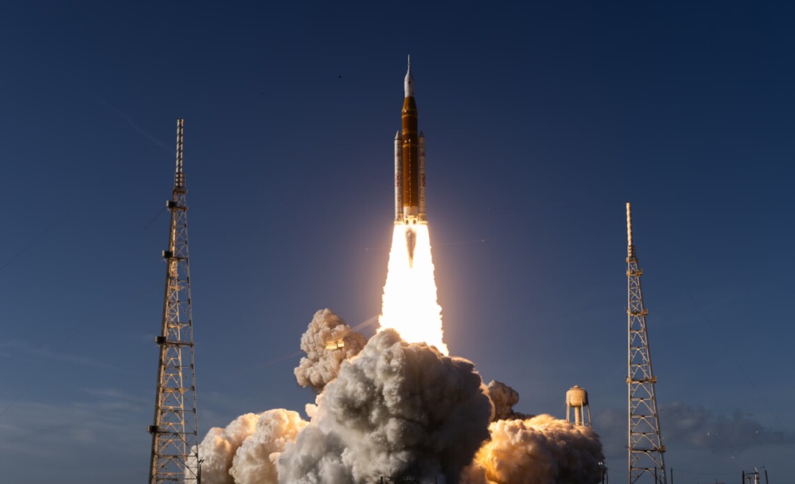 Корабель місії Artemis II вийшов за межі орбіти Землі