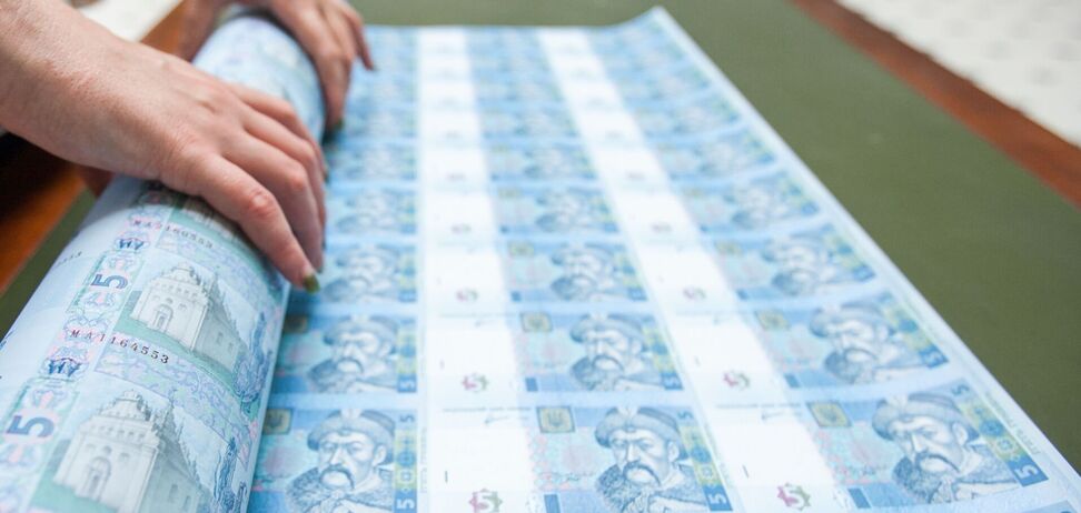 Паперові гривні припинили вважатися грошима: які купюри більше не приймають в магазинах та банках