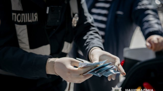 У Києві поліцейські викрили схему незаконної легалізації іноземців