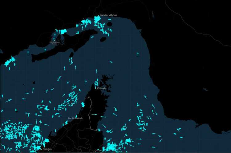 У Перській затоці перебувають у пастці понад 800 суден, і вони все ще не знають, що їм робити – Bloomberg