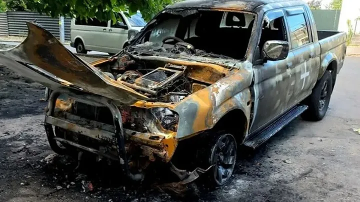 У всьому звинувачував штучний інтелект: чоловік на Сумщині підпалював автомобілі військових – що вирішив суд