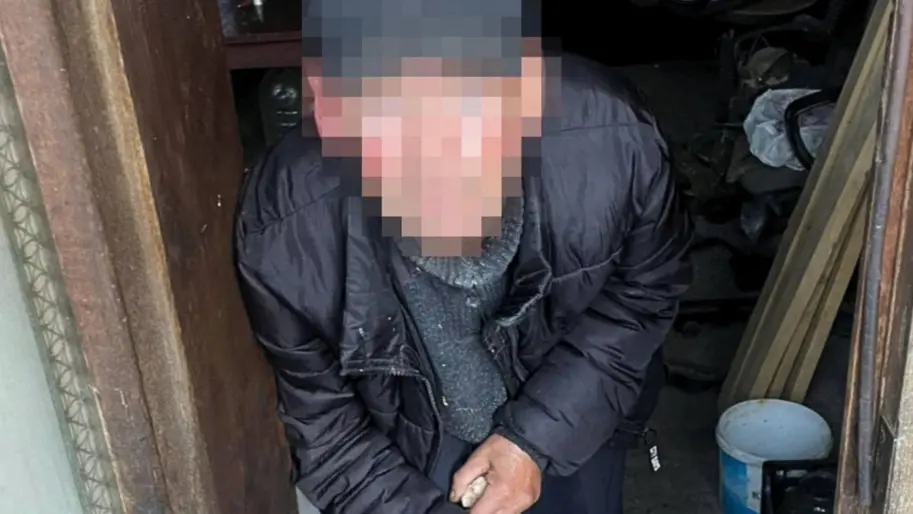 Жив в контейнері, мився в озері. На Львівщині чоловіка 23 роки тримали в трудовому рабстві