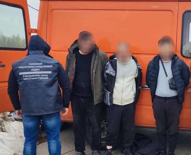 На Житомирщині прикордонники зупинили мешканця Рівненщини, який віз чоловіків у багажнику