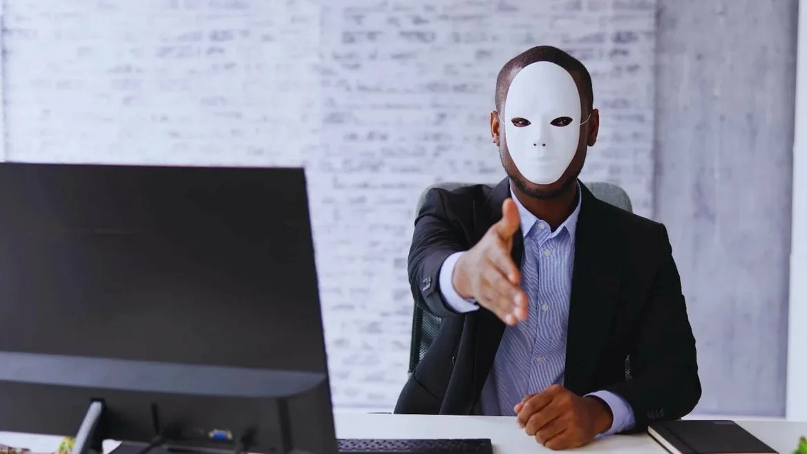 В комунальному медзакладі Дніпра «працювали» фейкові співробітники