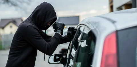 Збройні нападники на Одещині викрали авто й наїхали на людину