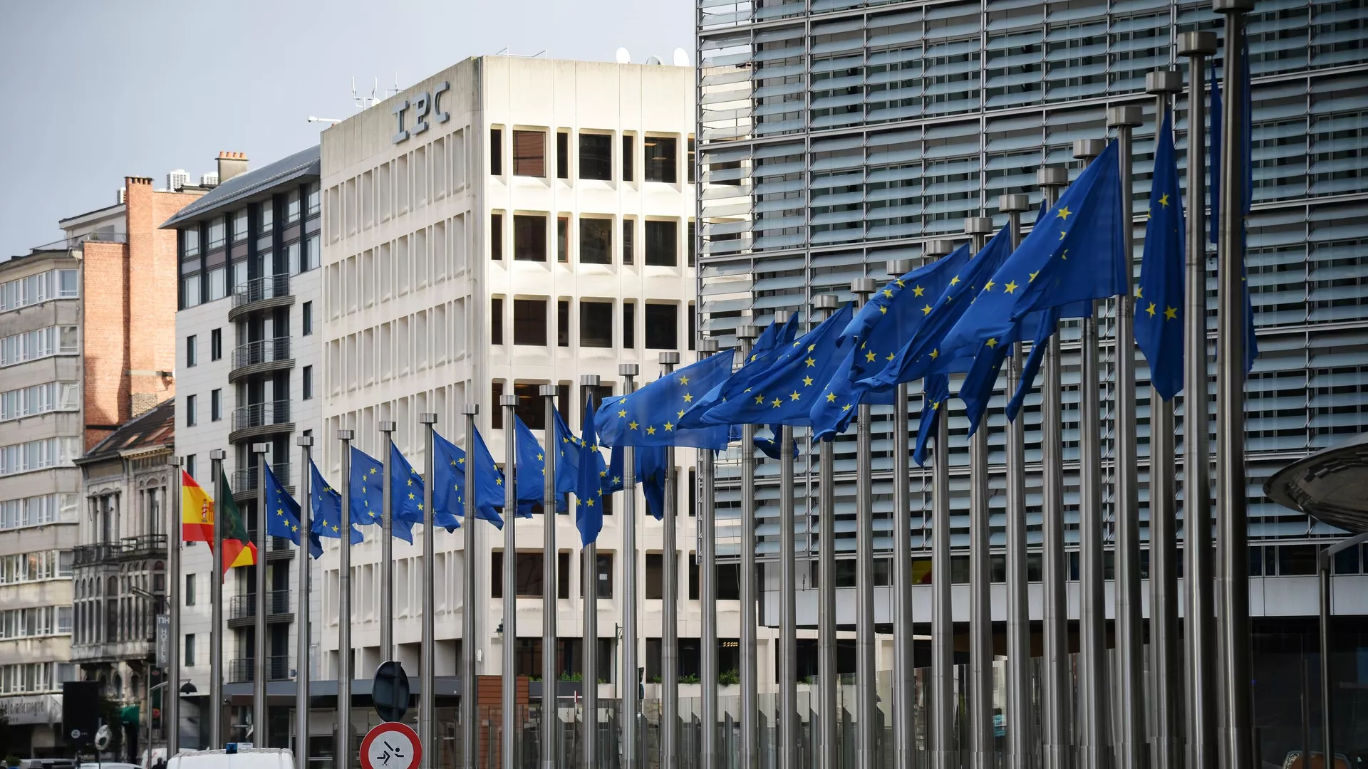 Єврокомісар закликав ЄС відкрити свої запаси озброєнь для України