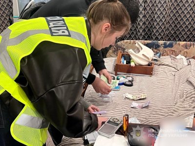Торгувала вдома широким асортиментом наркотиків та психотропів: одеські поліцейські затримали місцеву жительку