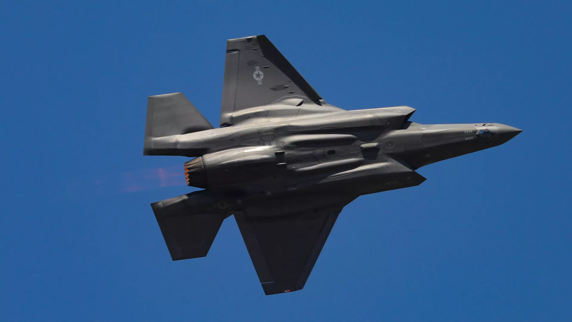 Два британські винищувачі F-35 застрягли на острові в Атлантиці