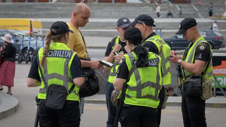 На Україні співробітники військкомату затримали чоловіка разом з дочкою