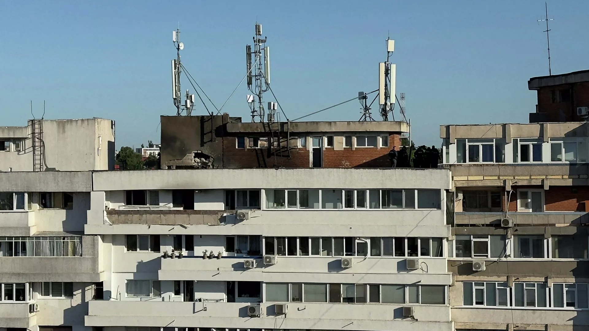 У Румунії безпілотник врізався в дах БАГАТОКВАРТИРНОГО БУДИНКУ