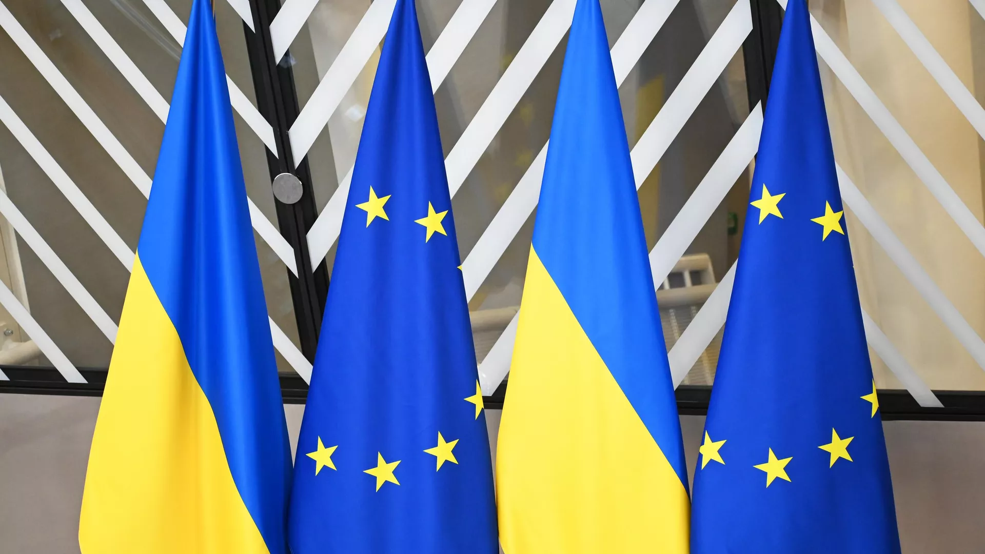 Піньо: перший транш по кредиту ЄС надійде Києву із запізненням