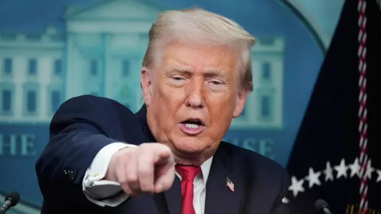 Трамп пригрозив вандалам, які зіпсували дзеркальний ставок