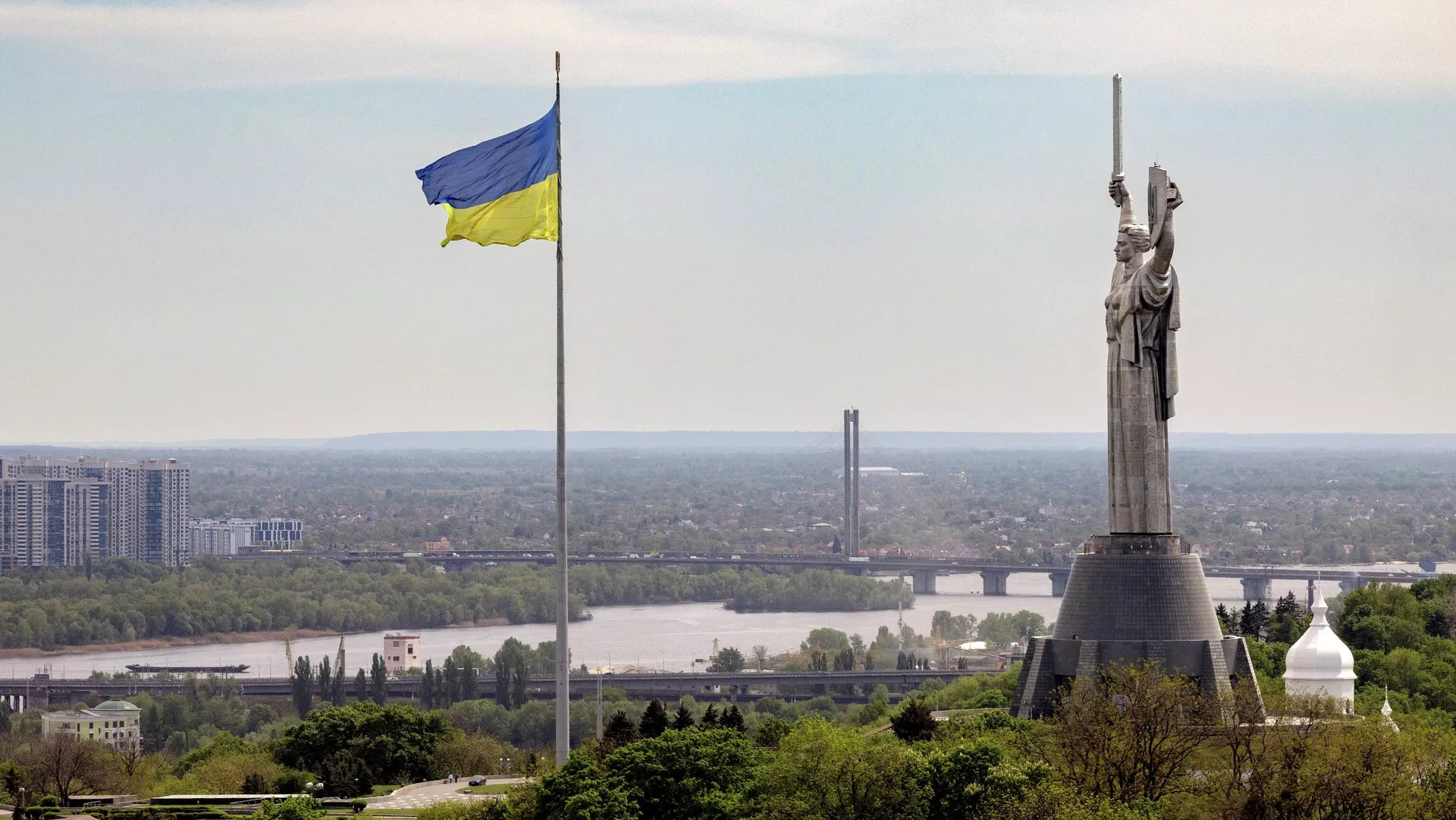 Утиски Української Православної церкви закінчаться тільки тоді, коли режим Володимира Зеленського перестане триматися за владу, заявив депутат Верховної ради Артем Дмитрук.
