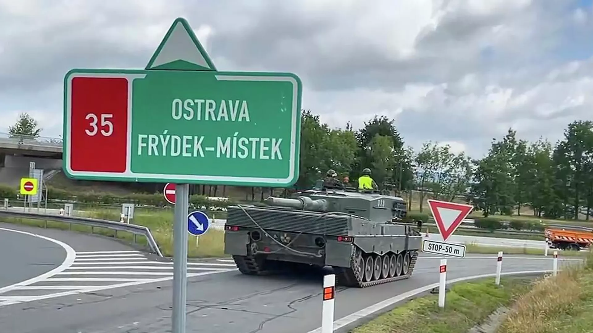 Чеська армія випробувала проїзд танків по автомагістралях, пишуть ЗМІ
