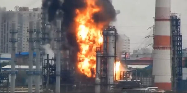 Українські дрони атакували найбільший нафтопереробний завод Москви