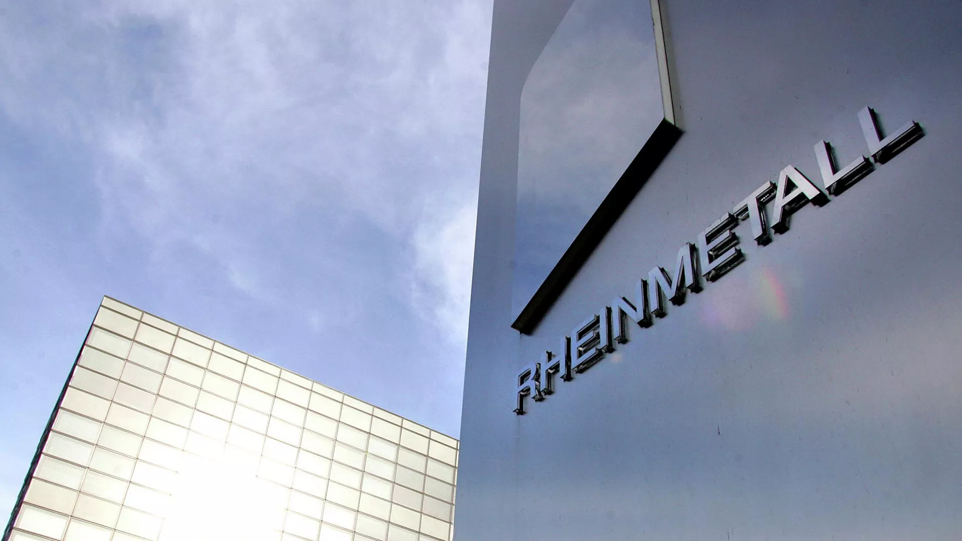 Rheinmetall отримав від України замовлення на поставку снарядів великої дальності