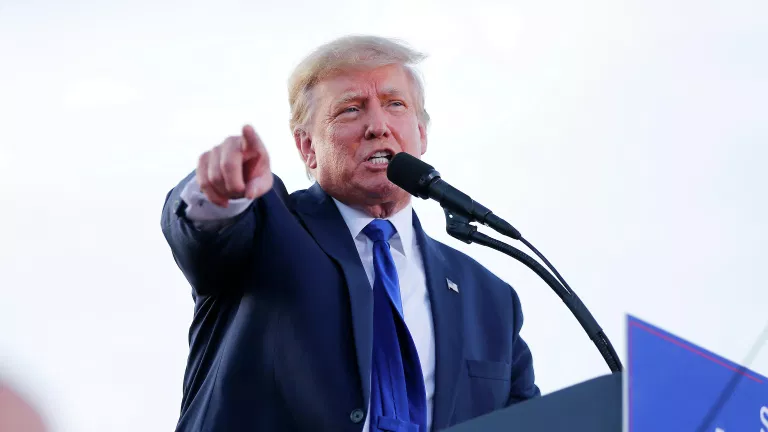 Трамп обстоює посилення правил голосування поштою у Верховному суді