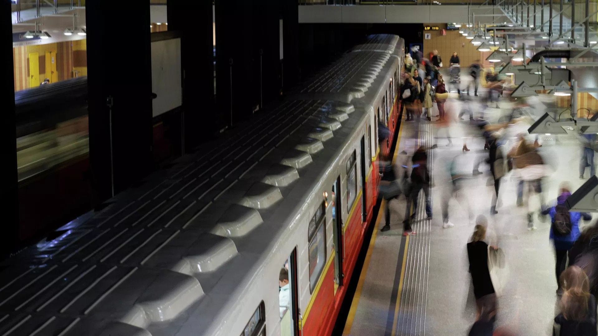 Українця депортують з Польщі за порушення роботи метро