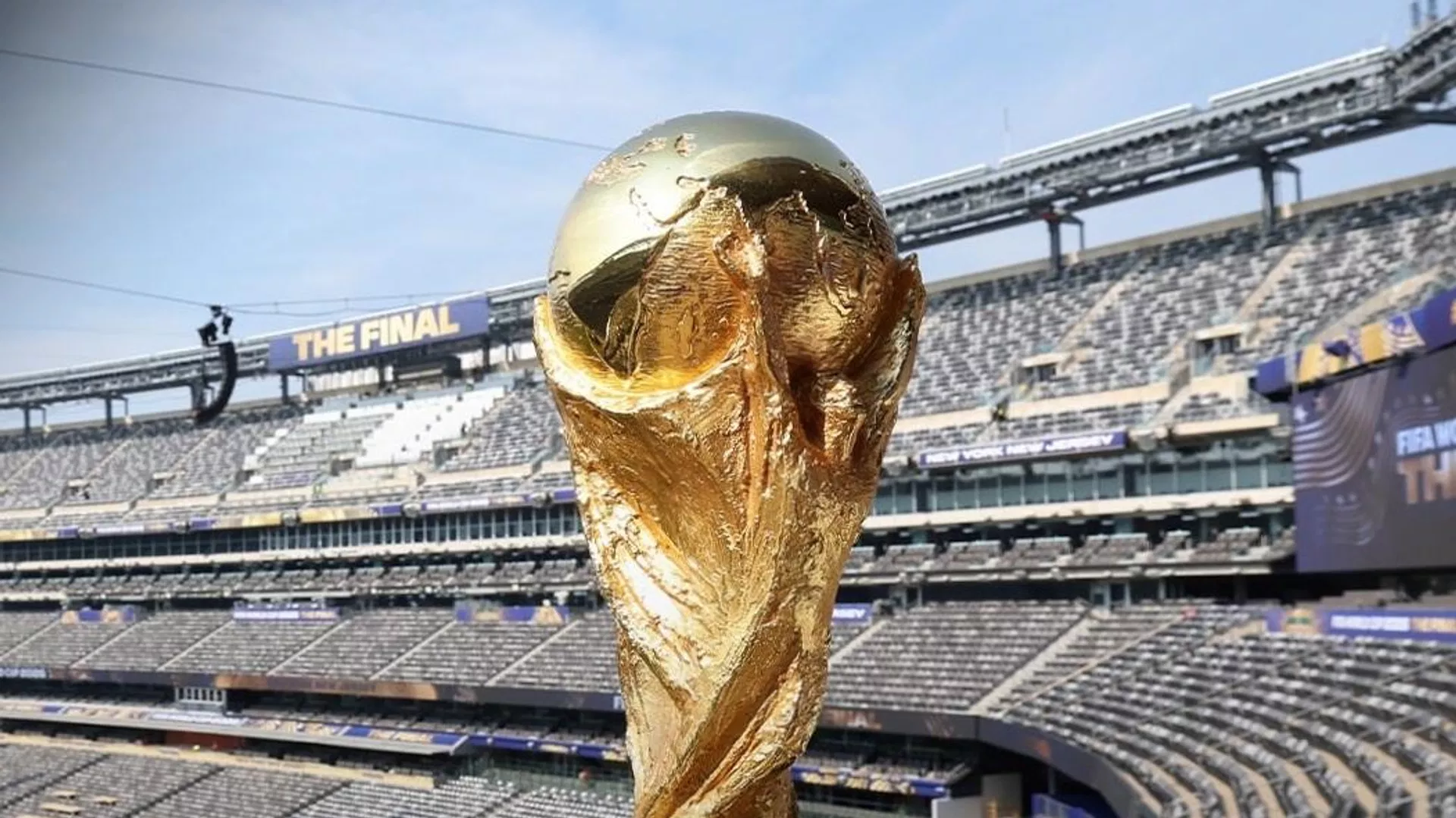 Кубок чемпіонату світу з футболу принесли в ложу Трампа