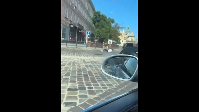 У Львові співробітники ТЦК побили чоловіка і силою заштовхали в мікроавтобус