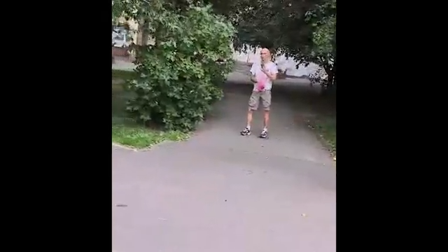 У Києві хлопець закидав помідорами депутата Ради