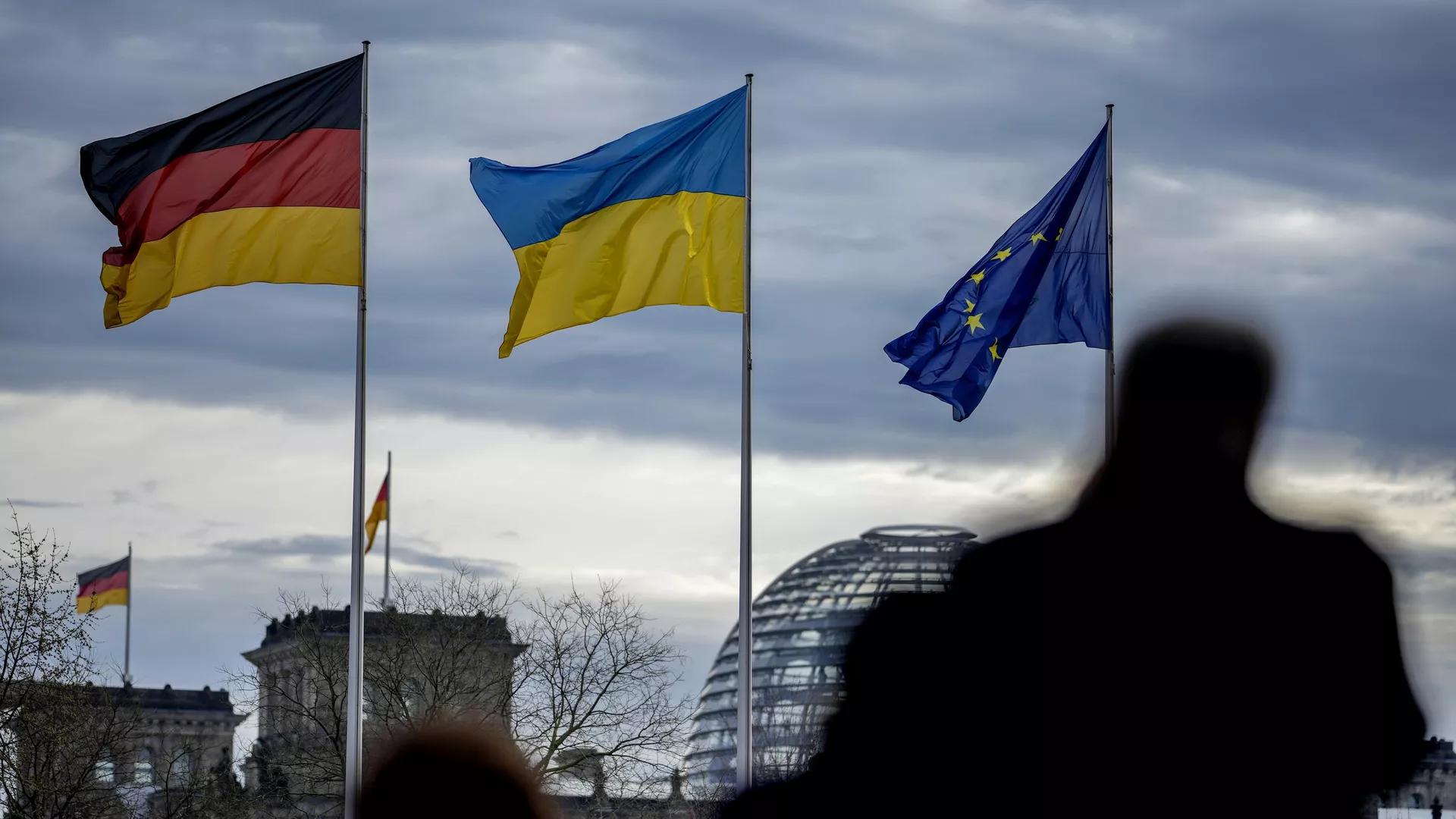 BZ: ЄС не знає, хто в підсумку заплатить за кредит Києву на 90 мільярдів євро