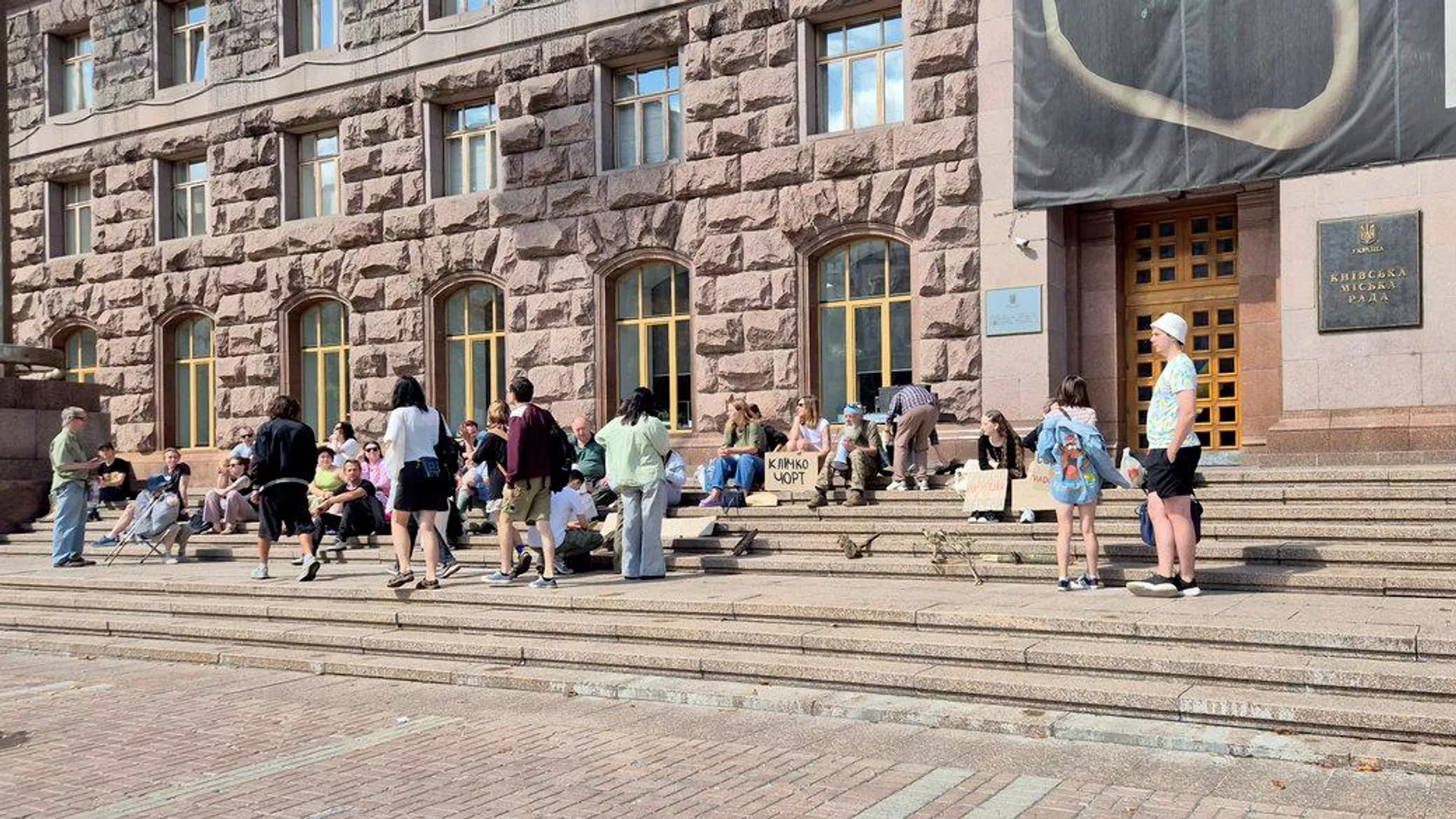 Жителі Києва протестують проти вирубки дерев для прокладки тепломережі