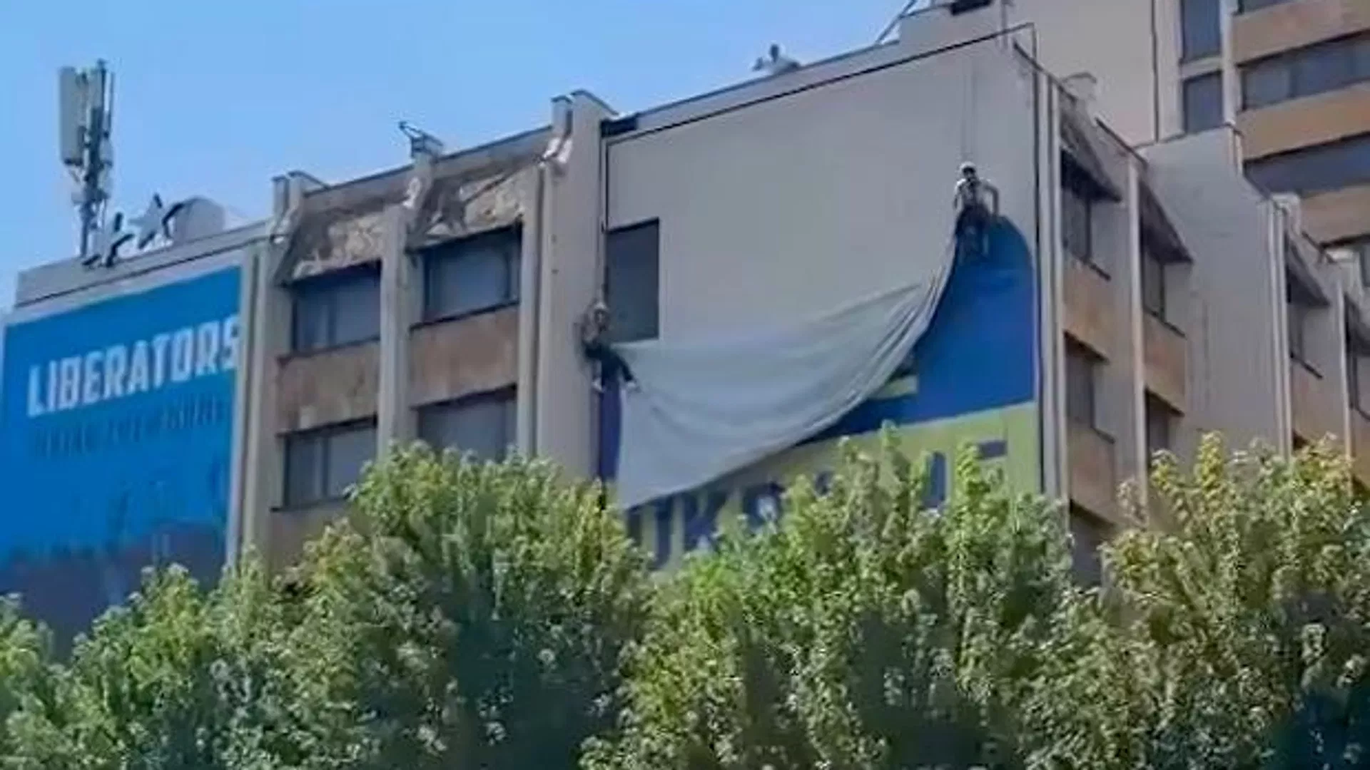 У центрі Приштини демонтували великий український прапор