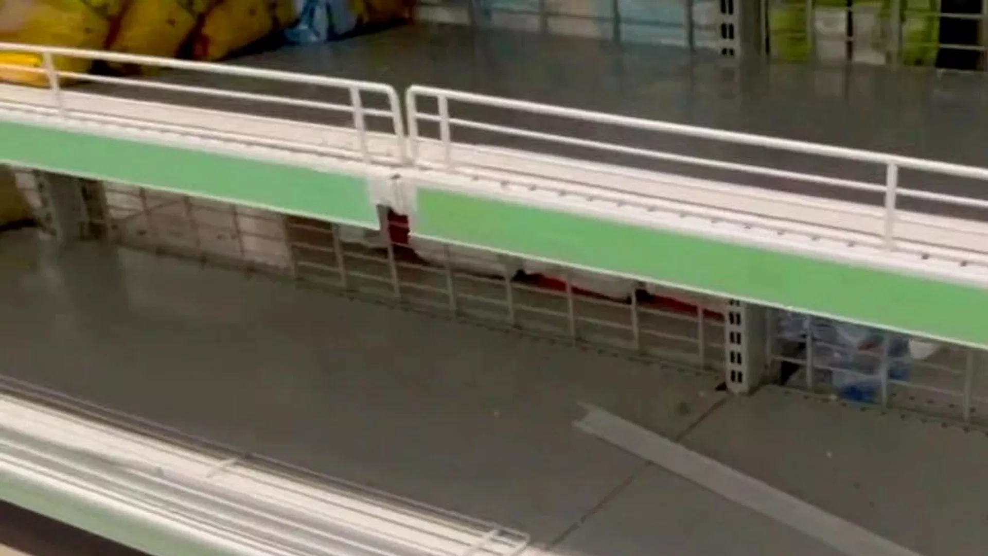 У деяких магазинах в Києві не вистачає хліба, яблук і картоплі