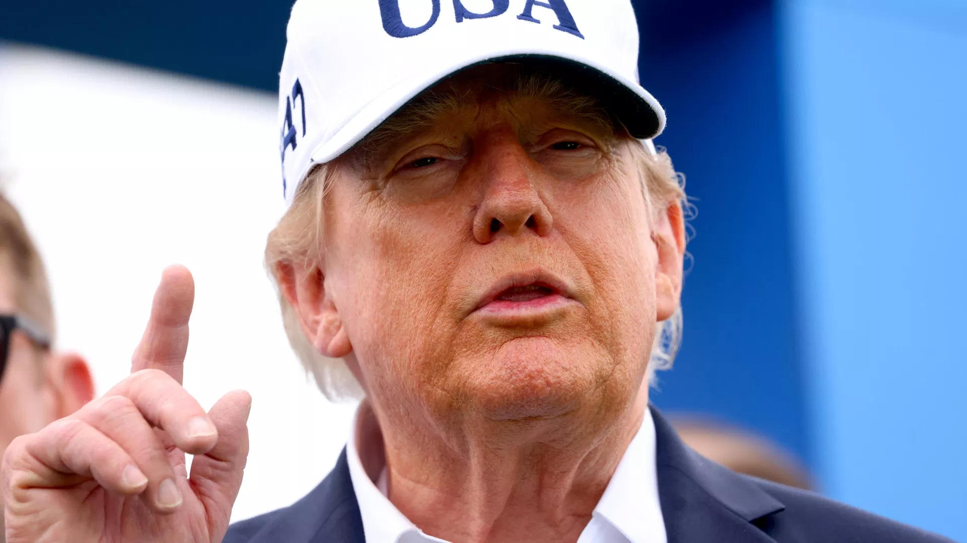 Трамп заявив, що збирається зняти мита з ірландського віскі