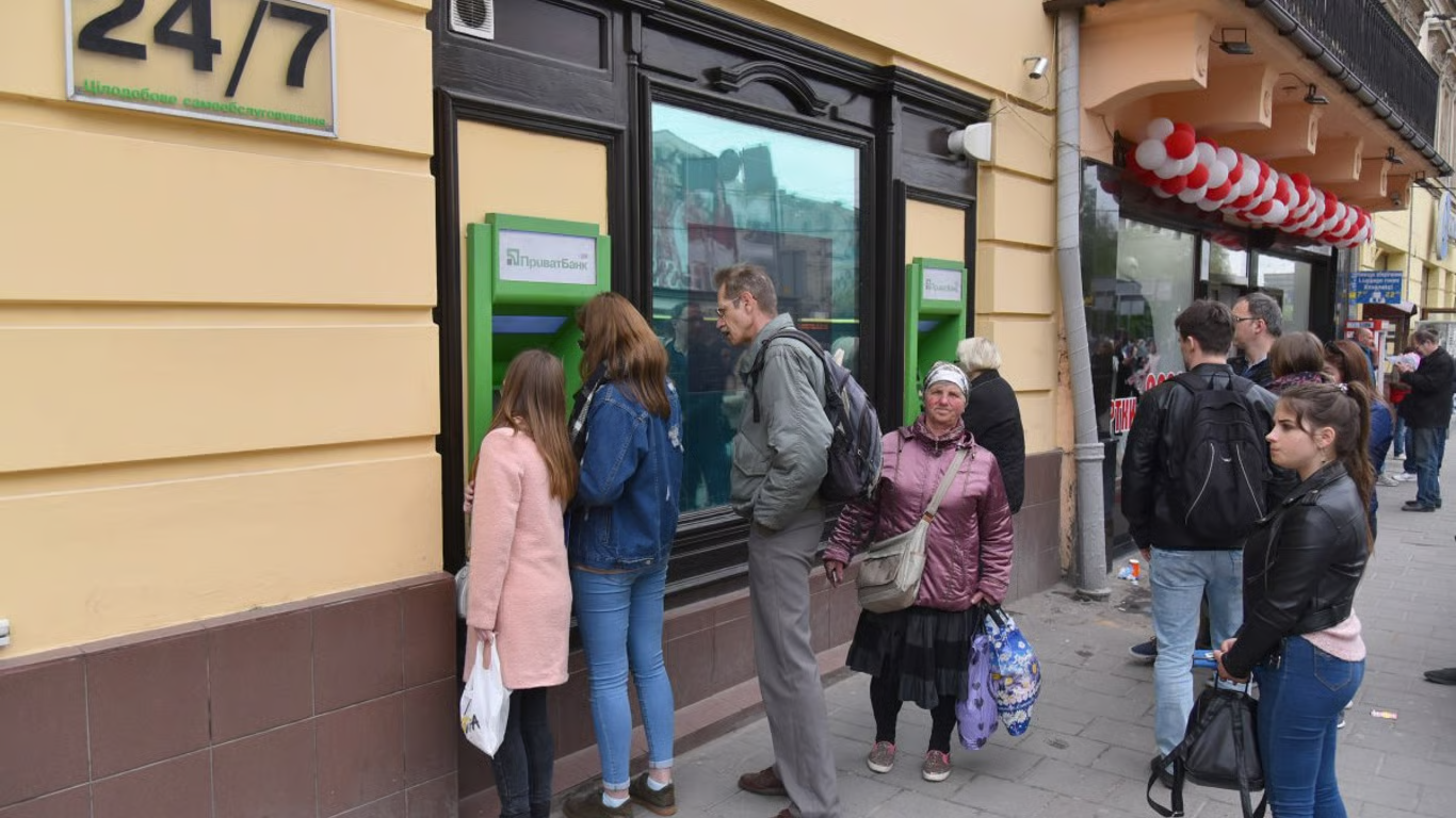 Поповнення картки готівкою: яка сума викличе підозри у фінмоніторингу